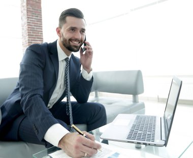 İşadamı Smartphone'da mali grafikler hakkında konuşmak.