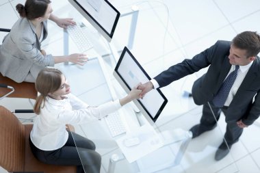 En baştan görüntüleyin. Çalışanın elini sıkarken Yöneticisi