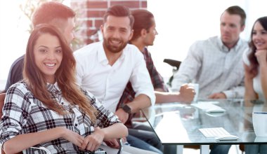 kadın tasarımcı ofisinde