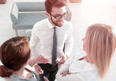 İş ekibi ofiste tartışıyor..