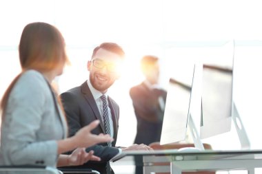 Aday Çalışanlar kendi masasında konuşuyorsun