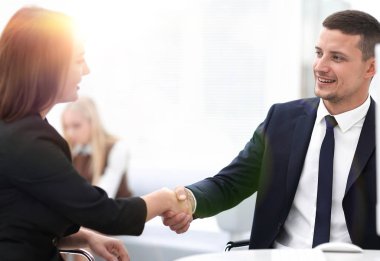 İş amaçlı bir el sıkışma kadın iş ortağına yakın çekim. İş kavramı..