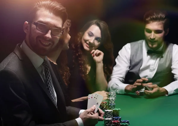 Modern iş adamı poker oynuyor — Stok fotoğraf