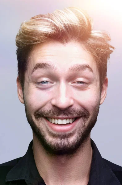 Ritratto ravvicinato dell'uomo sorridente su sfondo grigio — Foto Stock