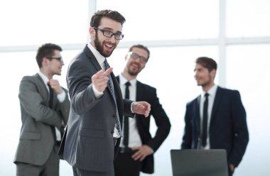 ofiste ayakta gülümseyen iş adamı