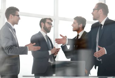 İş ekibi yeni fikirleri tartışıyor