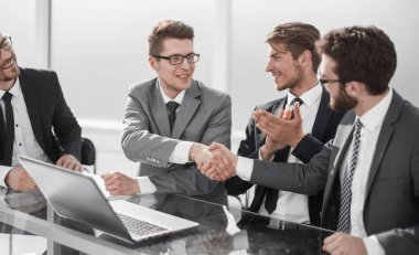 bir iş toplantısında Handshake iş ortakları