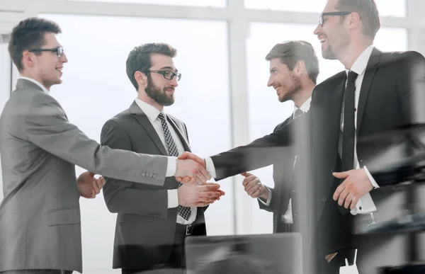 Handshake parceiros de negócios em pé no escritório — Fotografia de Stock