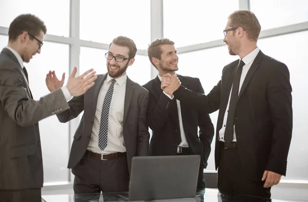 Colegas de negocios felices dándose unos a otros un máximo de cinco — Foto de Stock