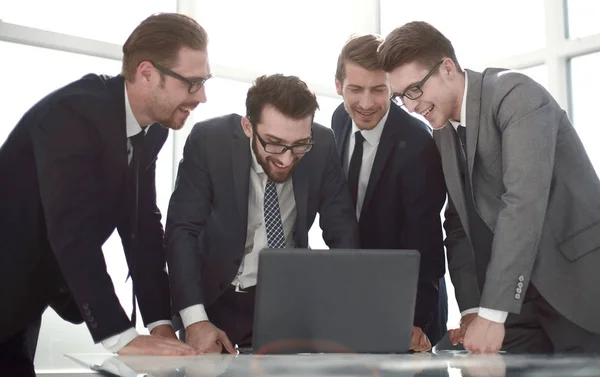 Exitoso equipo de negocios de pie cerca del escritorio — Foto de Stock