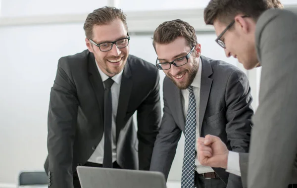 Geschäftsteam schaut genau auf den Laptop-Bildschirm. — Stockfoto