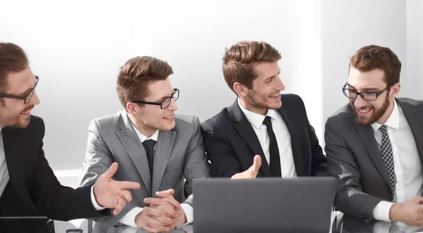 Equipo de negocios discutiendo nuevas oportunidades — Foto de Stock