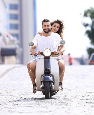Cool adam ve güzel kız ifade ile scooter üzerinde sürme