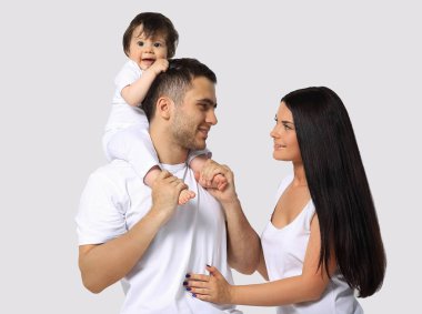 beyaz zemin üzerinde mutlu bir aile