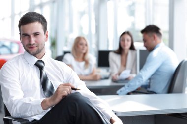 Masada oturan kendine güvenen işadamı portresi