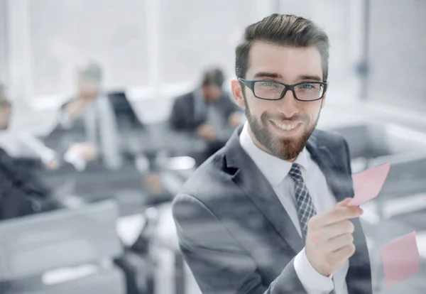 Manager reads a sticky note on a glass Board — Stock Photo, Image