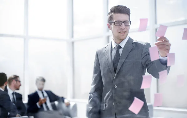 Yngling som läser dekalen - anteckningar på glaset. — Stockfoto