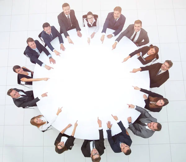 Ομάδα επιχειρηματιών που κάθονται στο στρογγυλό τραπέζι. την επιχειρηματική έννοια — Φωτογραφία Αρχείου