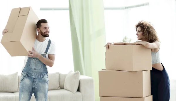 Jovem família está carregando caixas para um novo apartamento . — Fotografia de Stock