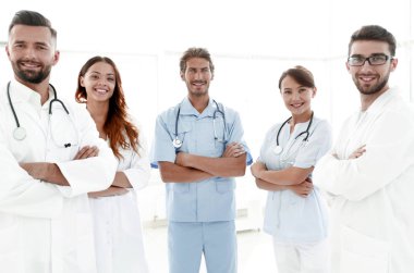 Tıp merkezinin önde gelen üyelerinin portresi.