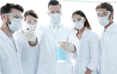 Sıvılarla çalışan bir grup sağlık çalışanına yakın çekim