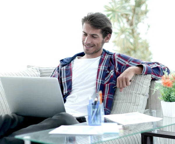 Gelukkig man met laptop vanuit huis werkt. concept van het freelancen. — Stockfoto