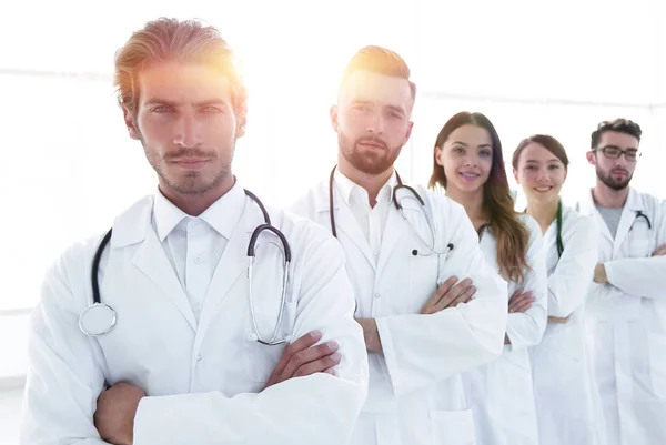 Портрет медичної команди, що стоїть зі зброєю, перетнутою в лікарні — стокове фото