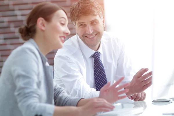 Manager e assistente lavorano con un PC — Foto Stock