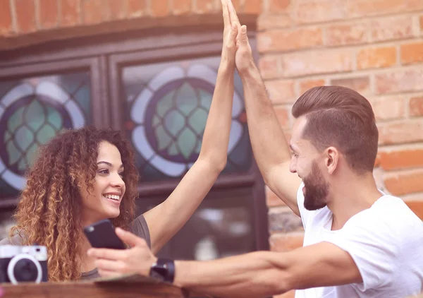 Retrato de una joven pareja sentada en la terraza de un café — Foto de Stock