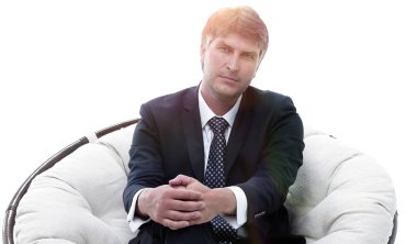 Başarılı bir iş adamı yumuşak bir rahat sandalyede oturur.