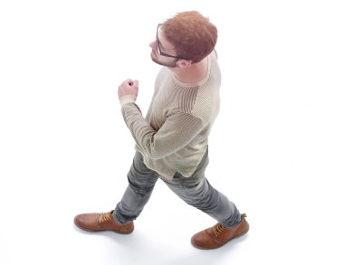 ciddi genç adam önde gidiyor. Perspektif kavramı.