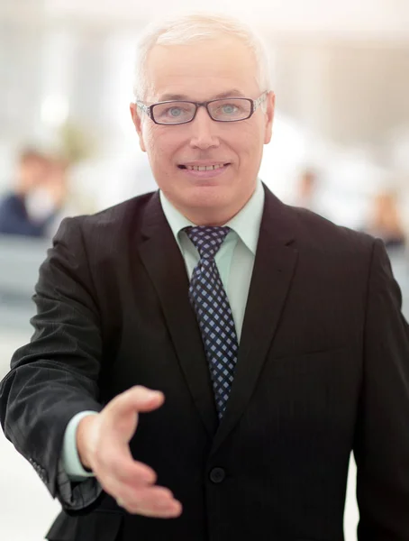Närbild av en ledande affärsman som erbjuder sin hand för hälsning. — Stockfoto