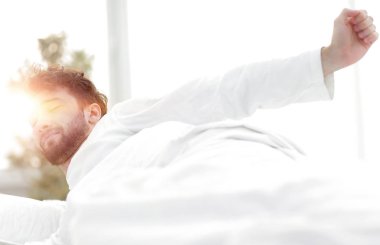 closeup.Tired erkekler yatakta uyuyor