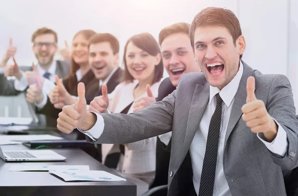 Equipe de negócios bem sucedida mostrando polegares para cima — Fotografia de Stock