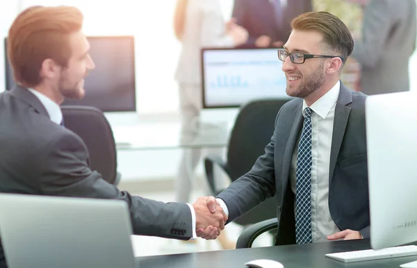 Succesvolle managers schudden handen na het sluiten van de deal in kantoor — Stockfoto