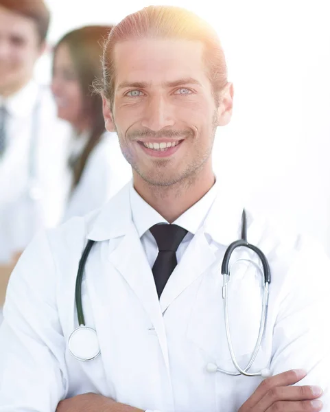 Glimlachende arts therapeut op wazige achtergrond. — Stockfoto