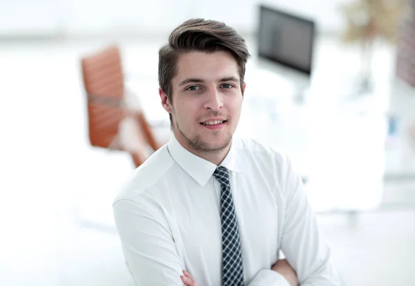 Zeker jonge zakenman op de achtergrond van office — Stockfoto