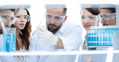 bir doktor-eczacı closeup ve laboratuvarda çalışan arkadaşları.