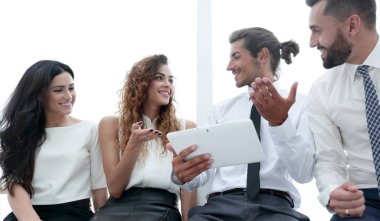 iş arkadaşları ile dijital tablet.