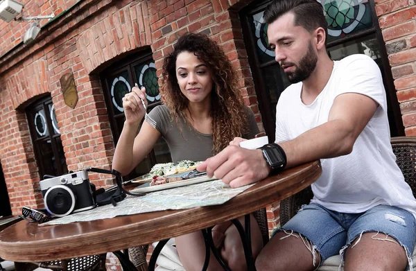 Porträt eines schönen romantischen Paares, das in einem Café mit Kaffee sitzt — Stockfoto