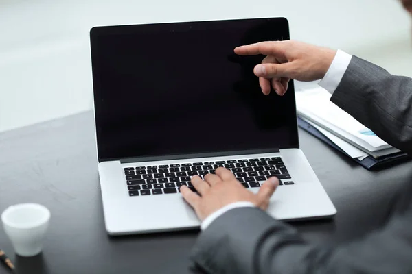 Primer plano. colegas de negocios discutiendo información con un ordenador portátil . — Foto de Stock