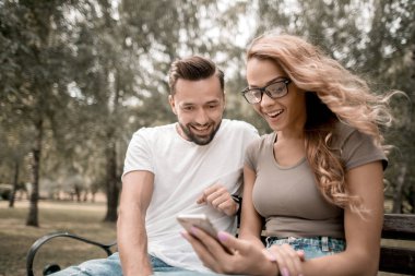 genç görünümlü okuma Sms Smartphone cep telefonu ile çift