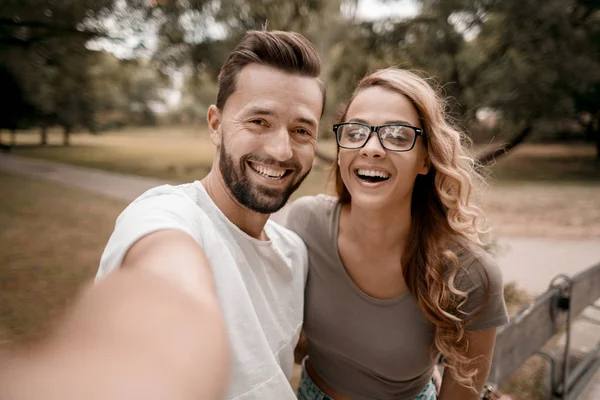 Jovem casal de pé na cidade Park — Fotografia de Stock