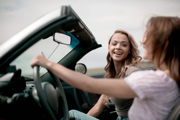 Side view.two namoradas desfrutando de um passeio no carro — Fotografia de Stock