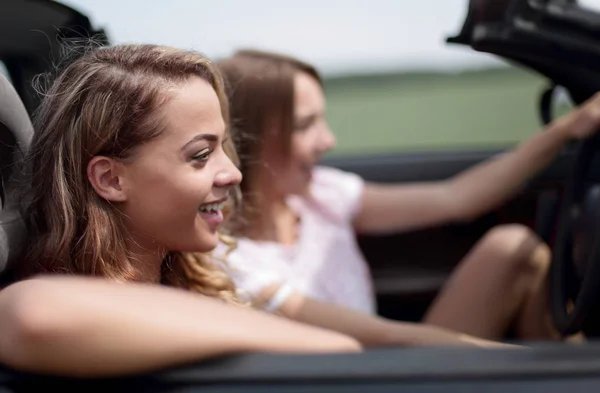 Close up.giovani donne che viaggiano in auto in un giorno d'estate . — Foto Stock