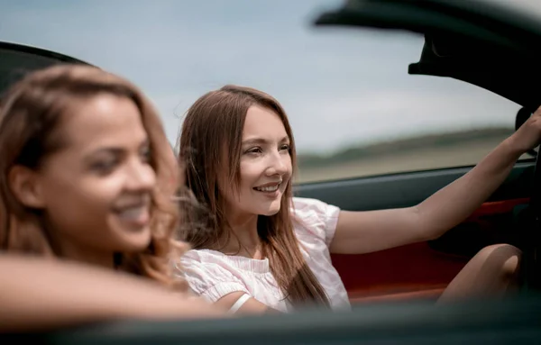 Close up.young mulheres em um carro conversível — Fotografia de Stock