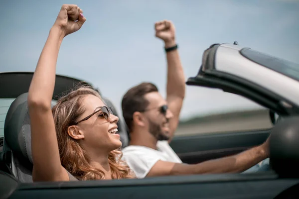 Fechar up.happy casal amoroso viajando em um carro . — Fotografia de Stock