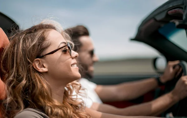 Sedan arabalarında seyahat up.couple kapatın — Stok fotoğraf