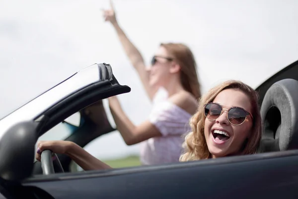 De cerca.dos novias que viajan en un coche convertible — Foto de Stock