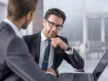 iki işadamları bilgi--dan bir laptop tartışıyor.